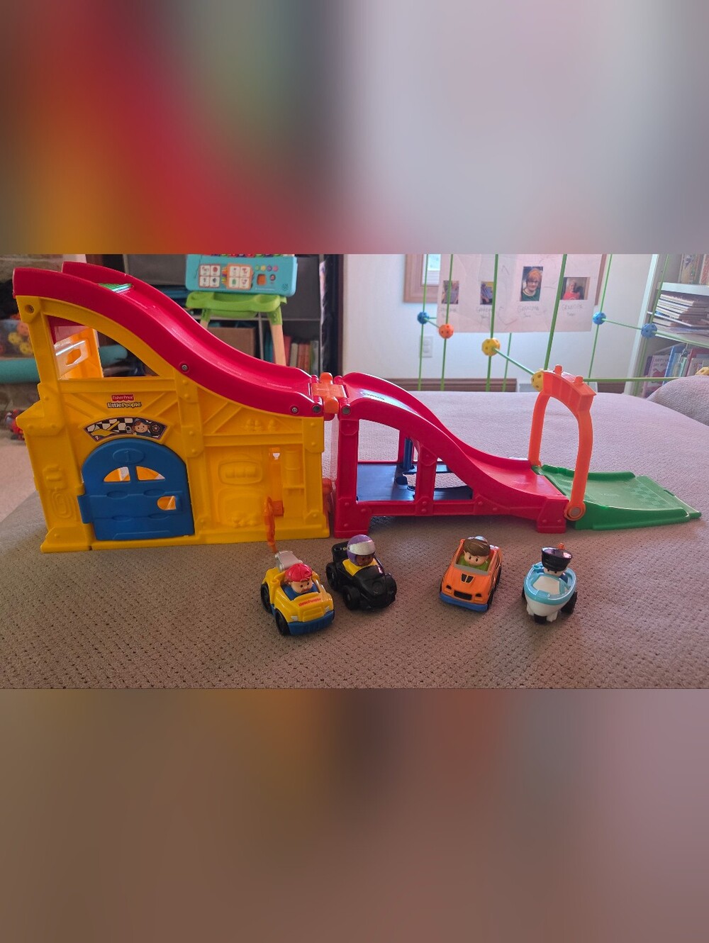 Fisher-Price Little People Wheelies Rev'n Sounds Race Track with 4 Wheelies cars